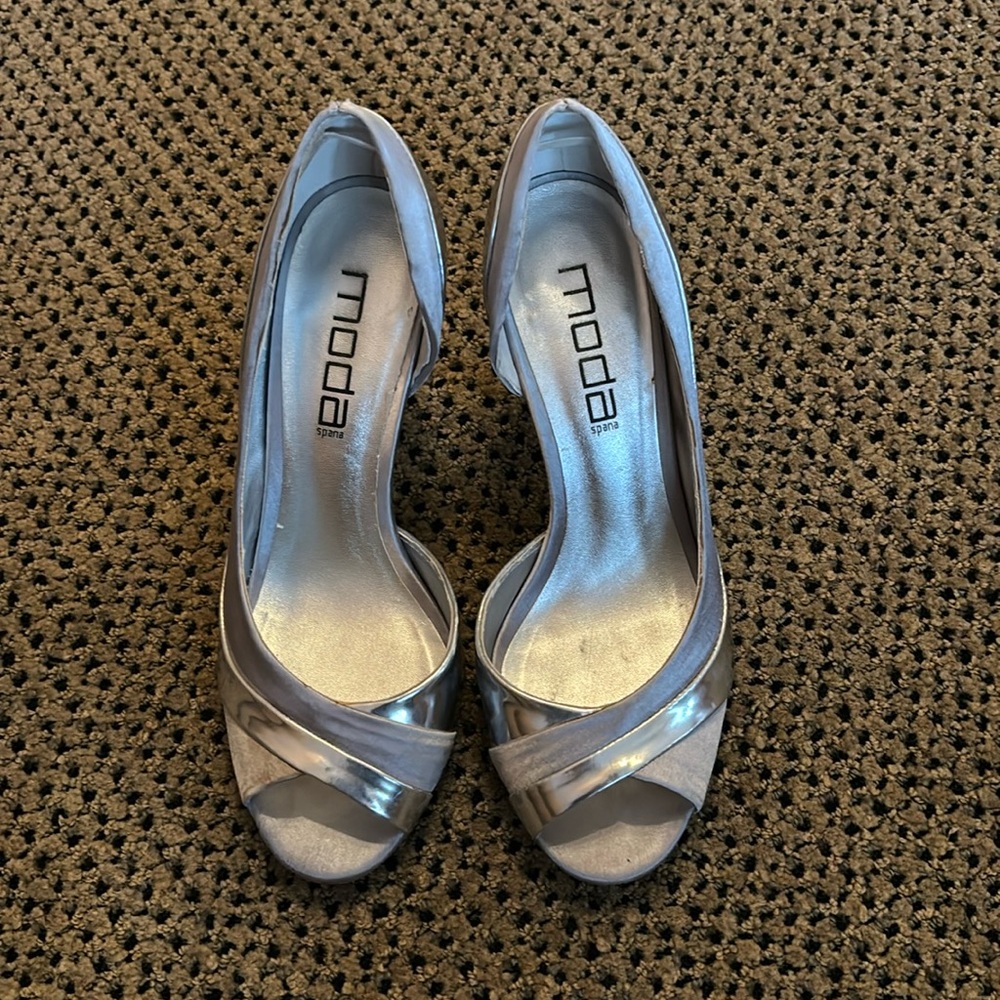 Ladies Moda silver heels so size 7 1/2